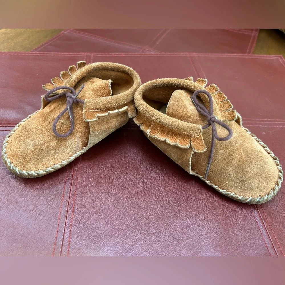 Vintage child’s Indian Moccasins Fringe sides, foam innersole. Size 6.